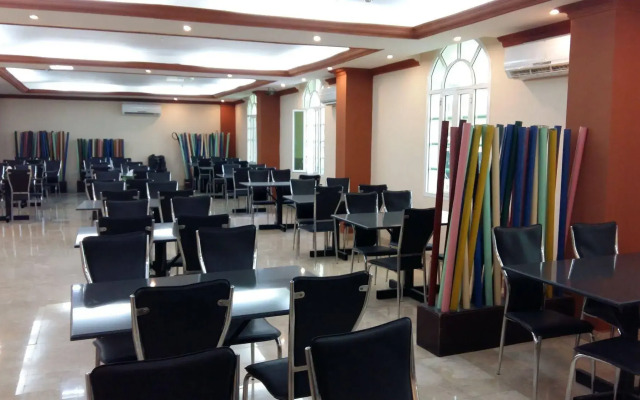 OYO 117 Majestic Hotel