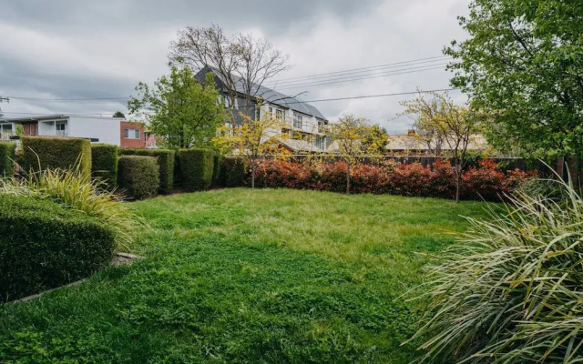 Peaceful 1-bed Apartment Close to Lonsdale St