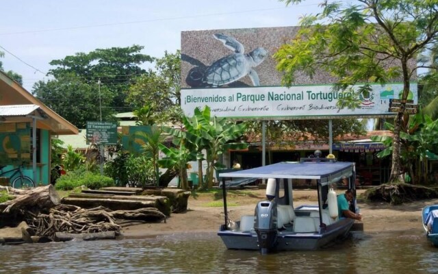 Hotel Cabinas y Tour Aaron Tortuguero