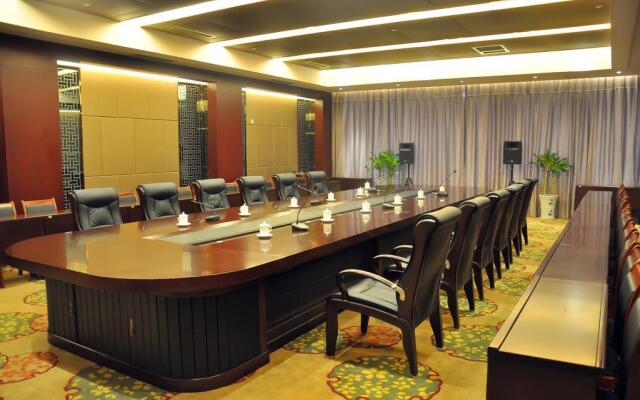 JingHang Holiday Hotel