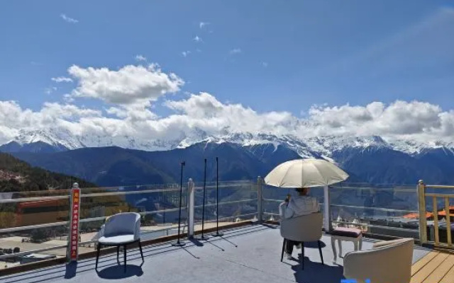 Xiang Yue Meili hotel – Outside – Deqin