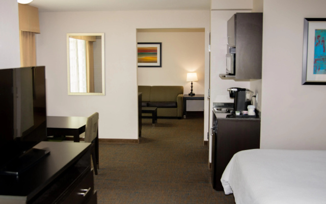 Holiday Inn Express & Suites Bakersfield Airport by IHG