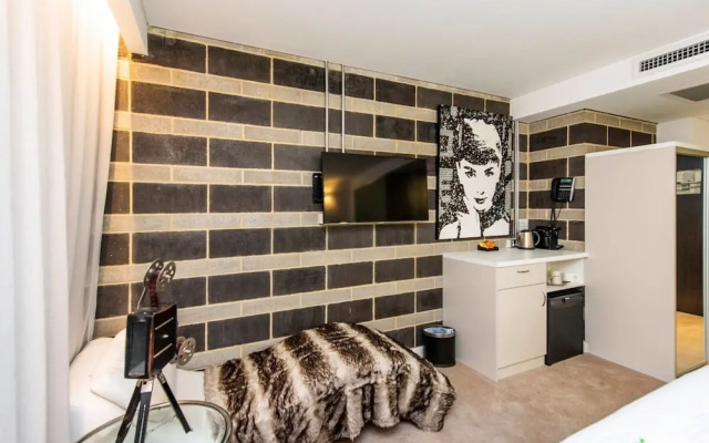 Hollywood Style Studio With Fantastic Roof Terrace