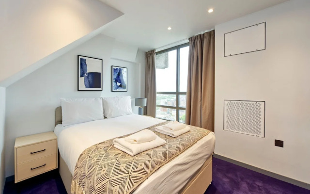 Elegant Two-bedroom Apartment in Vibrant Poplar