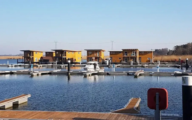 Hausboot in Kroeslin am Bodden