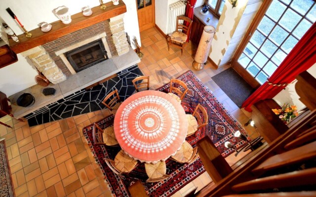 Modern Holiday Home in Vault-de-Lugny with Meadow View