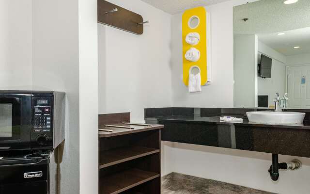 Studio 6 Fresno, CA - Extended Stay