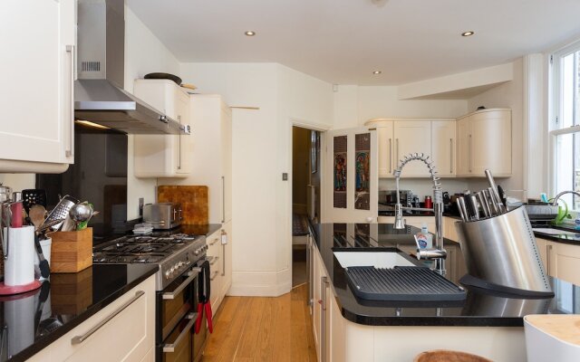 4 Bedroom Home In South London