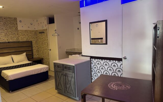 Cancún Plaza Hotel & Hostal