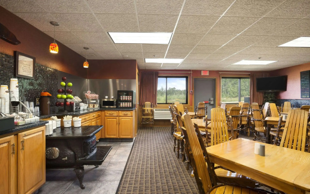Super 8 by Wyndham Eveleth