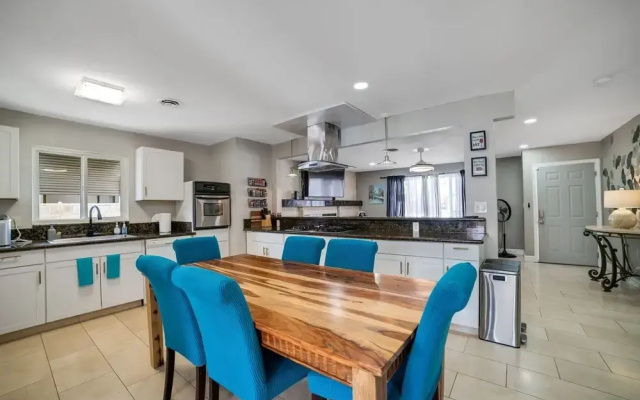 Las Vegas - 5 Mins From The Strip 4 Bedroom Home by RedAwning