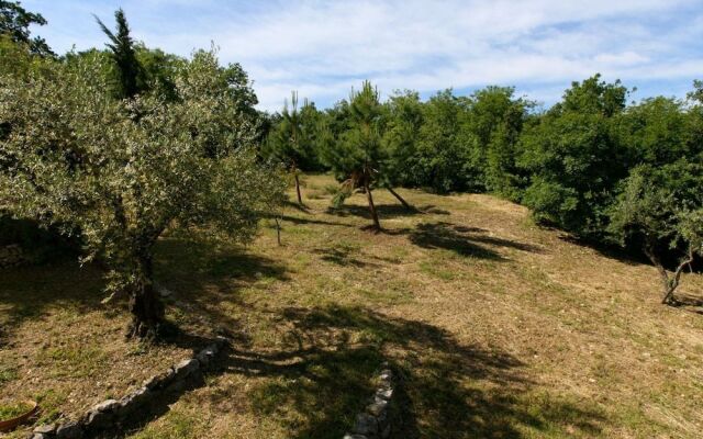 Cozy Cottage in Abbateggio with Garden