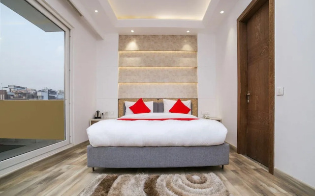 OYO 23088 Hotel Dev Palace