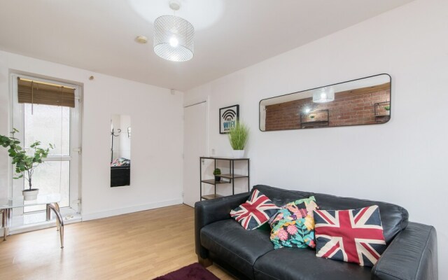 Modern Apartment With Private hot tub & Parking