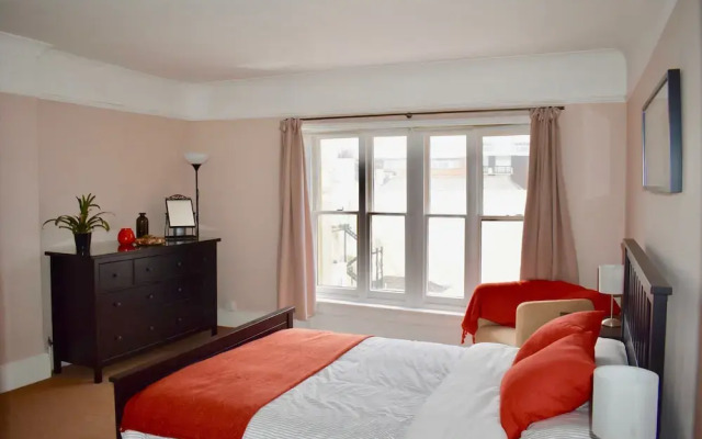 2 Bedroom Brighton Apartment With Sea Views