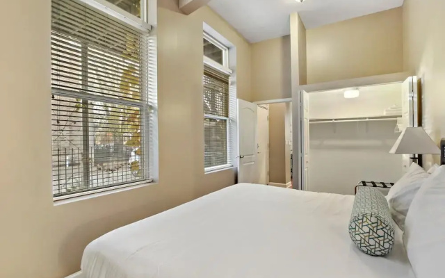 Upscale 4BR in Wicker Park - Damen 1R