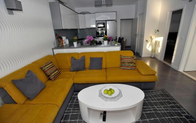 Apartment Mira II