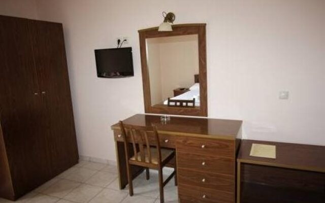 Konstantinos Hotel & Apartments