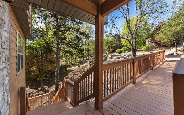 Whispering Woods Lodge - Sleeps 6 2 Bedroom Home by RedAwning