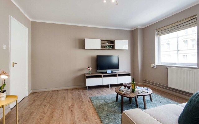 Bright Elm Park Gardens Apartment - DST