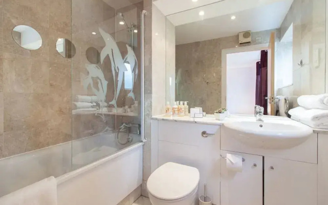 Canary Wharf Luxury River view apartment