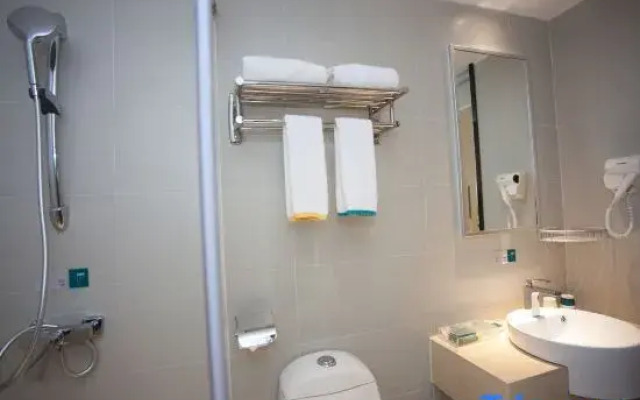 Queen Design Hotel (Qiandeng Lake Resort Guicheng Subway Station Branch)