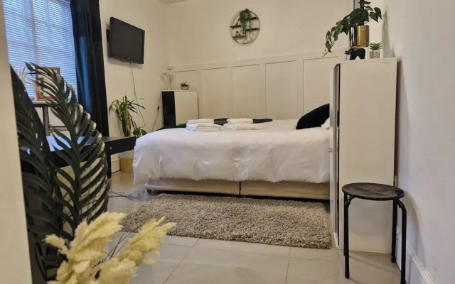 Beachside Retreat - Pets Ok - Free Parking