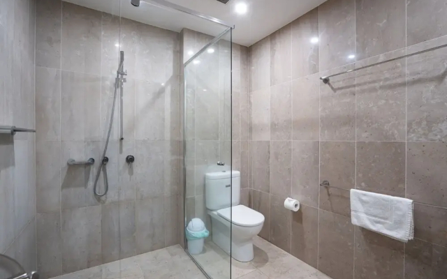 Modern 1-bed Unit With Pool Views and Balcony