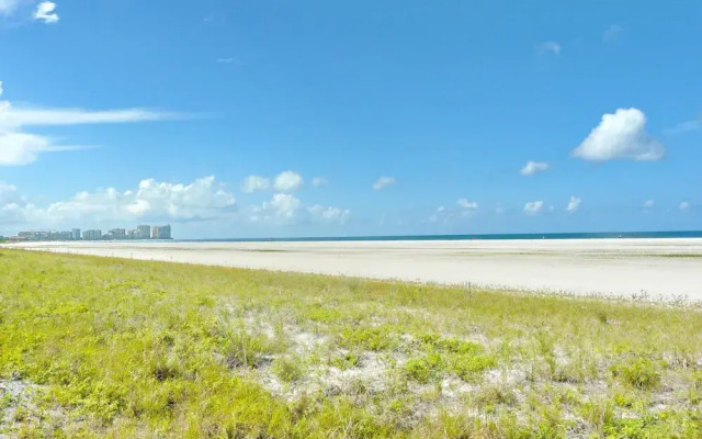 Cozy Beachfront Condo With Pool and Ocean Views