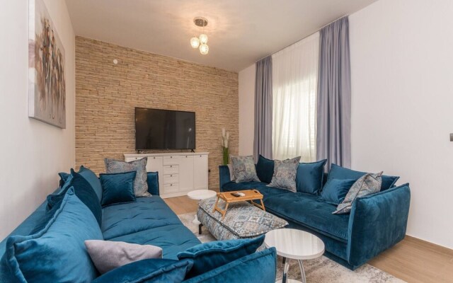 Magnificent Villa Mande With Pool, Vrana Lake