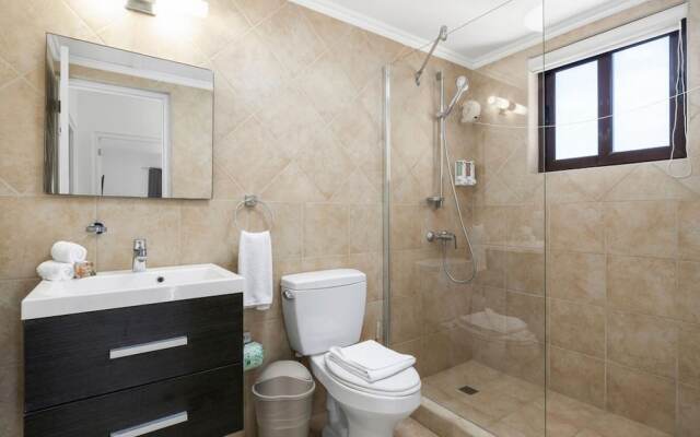 4BR Villa Gold Coast w Pool