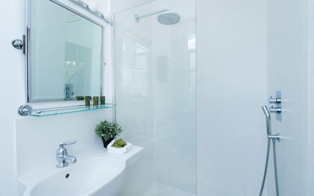Fashionable 3BR Family Home in Battersea