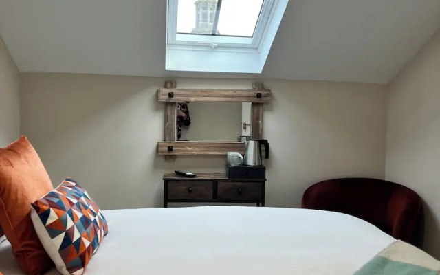 The Courtyard Bar, Kitchen & Rooms