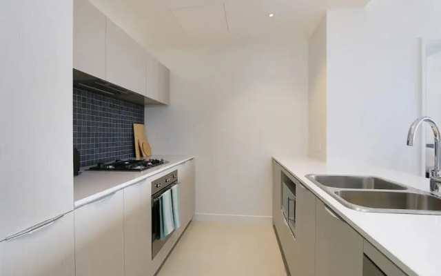 Large Modern 2 Bedroom Apartment near Lake Claremont