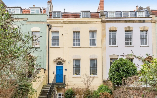 The Parade: Central Flat With Parking