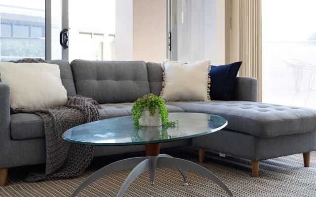 Modern Harbourside Apartment With A View