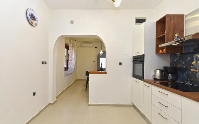 Stylish Family Retreat With Shared Pool