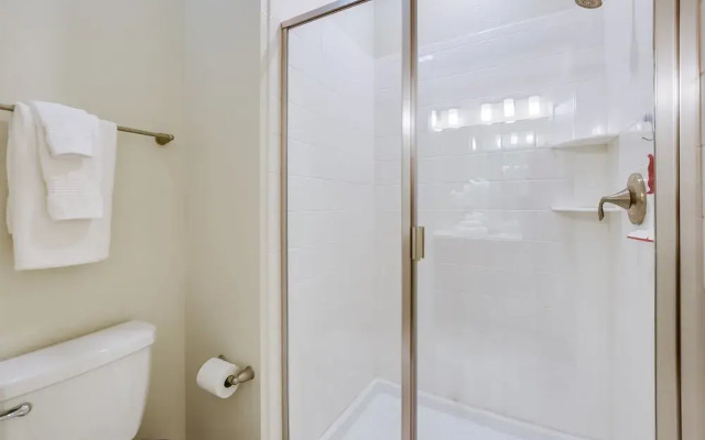5 Bedroom 4 Bathroom Storey Lake