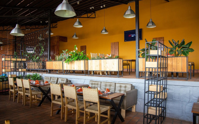 La Villa Cafe & Suites