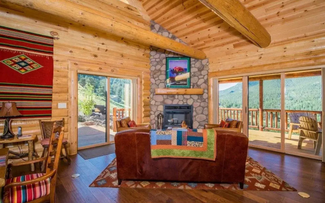 Armstrong Luxury Log Vacation  At Windcliff 4 Bedroom Home by RedAwning