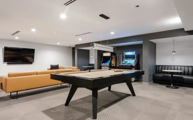 Downtown Charm 2BR Comfort Great Amenities