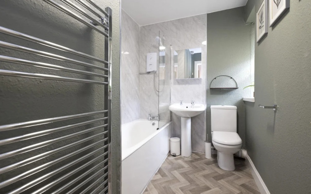 JOIVY Homely 1-Bed Flat By St Giles W/ Desk
