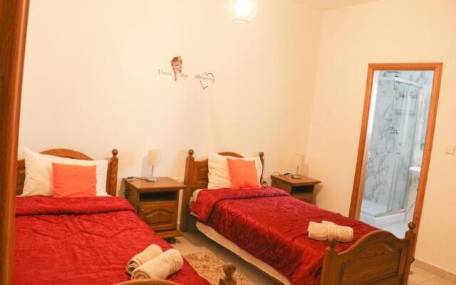 XL Central Home - Sleeps 10 people