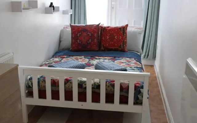 Stunning 2-bed Ground Floor Apartment in Romford