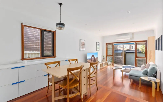 Stylish 2-bed Cottage in Trendy Erskineville – Guest Rooms – Sydney
