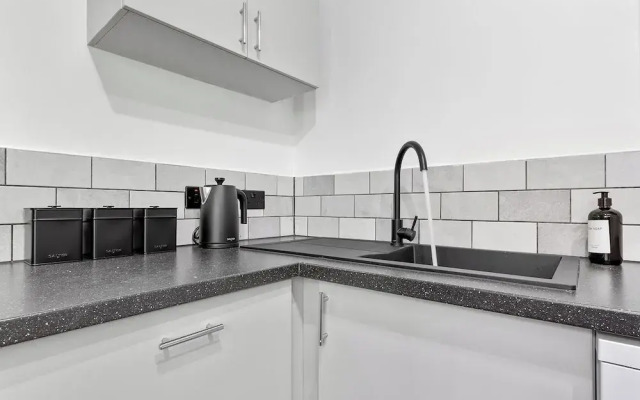 2BR Flat, Free Parking, Close to Airport & Centre