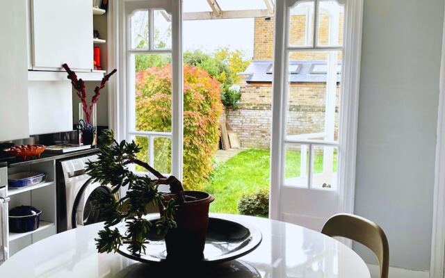 Lovely 3-bed Apartment & Garden & dog Friendly