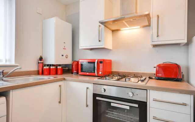 Cosy 2 Bedroom Apartment with Parking