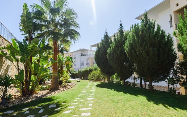 Sea view Apartment with 3 spacious Terraces & 2 Swimming pools