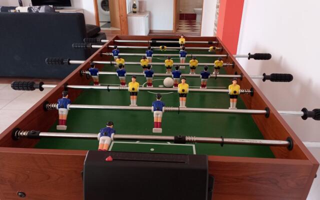 Detached House at Country Side, Fenced Private Garden Ideal for 2 Fam, Wifi